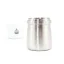 Edelstahl-Dosierbecher Acaia Dosing Cup M aus Stahl für gemahlenen Kaffee mit weißer Tasse auf weißem Hintergrund.