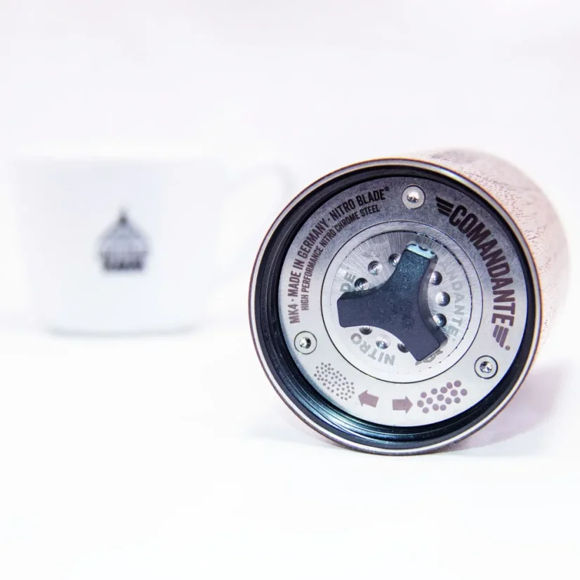 Handkaffeemühle Comandante C40 MK4 Nitro Virginia Walnut, ideal für die Zubereitung von Espresso.