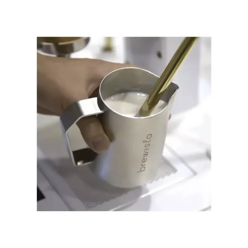 Die Brewista Precision Frothing Pitcher mit einem Fassungsvermögen von 480 ml in mattem Silber ist ideal zum perfekten Aufschäumen von Milch.