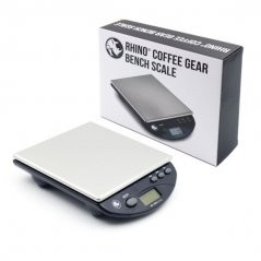 Rhinowares Coffee Gear Bench Digital Scale na białym tle z pudełkiem do pakowania