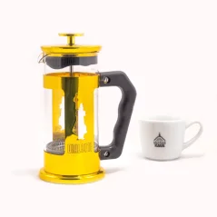 Złoty French press o pojemności 350 ml z tłokiem do łatwego parzenia kawy.