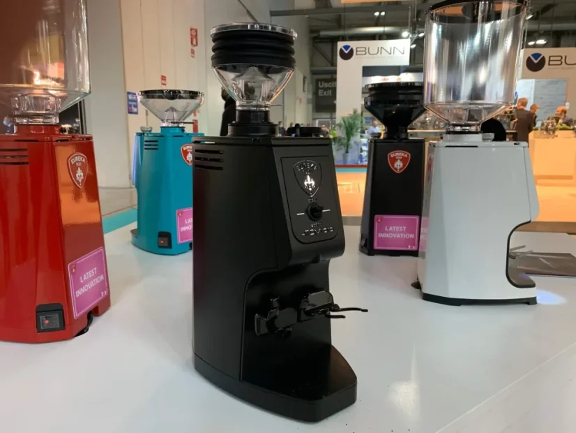 Elektrický univerzálny mlynček na kávu Eureka Atom Pro, vhodný pre domáce i profesionálne použitie.