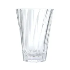 Sklenený šálka na caffe latté Loveramics Twisted Latte Glass o objeme 360 ml, vyrobená z priehľadného skla s originálnym skrúteným dizajnom.
