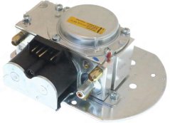 Gasventil mat engem Aluminiumsgehäus, engem giele Fabrikatiounsetikett, engem schwaarze Multi-Pin-Konnektor a Messing-Uschlëss.