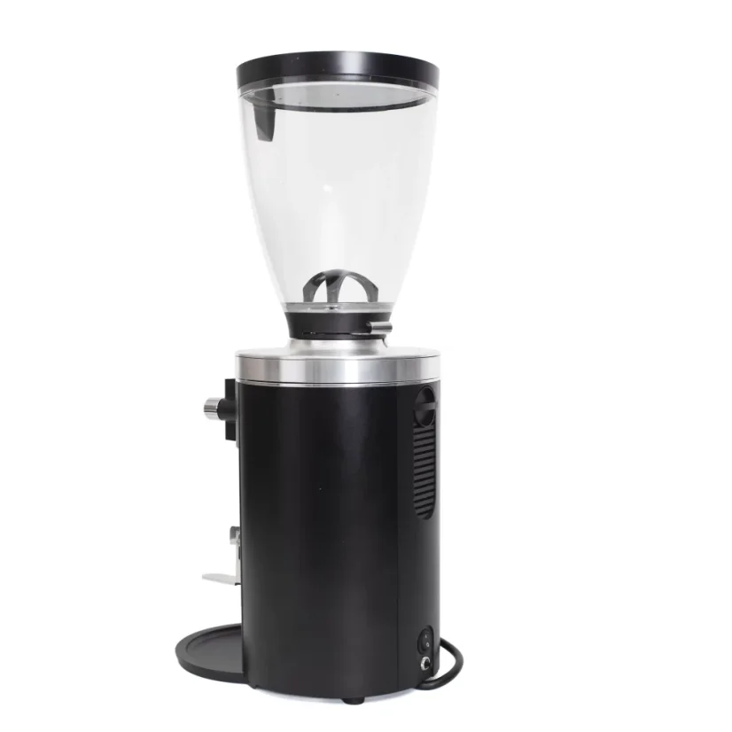 Espressový mlynček na kávu Mahlkönig E65S s nastaviteľným dávkovaním.