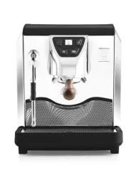 Czarny domowy ekspres ciśnieniowy Nuova Simonelli Oscar Mood z programowalnymi przyciskami ułatwiającymi przygotowanie kawy.