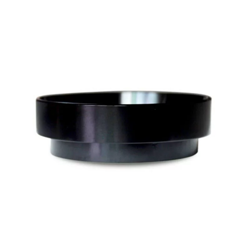 Čierny plniaci funnel 58 mm na bielom pozadí