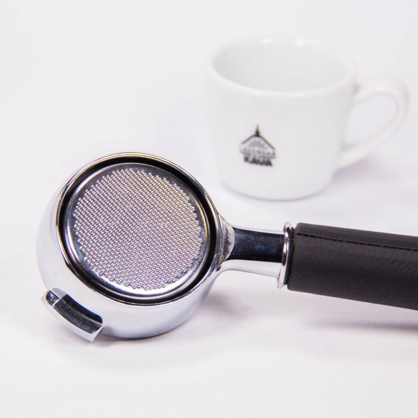 Részlet a Victoria Arduino meztelen portaszűrőjéről, bőr fogantyúval, spa kávéval.