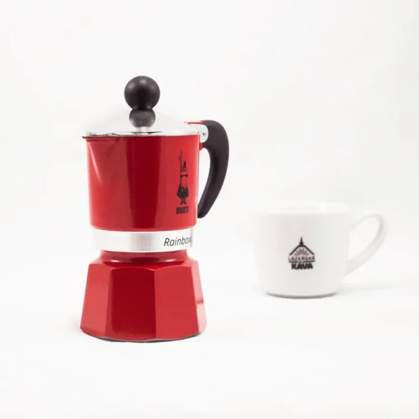 Moka-Kanne Bialetti Rainbow 1 in Rot mit Kaffee.