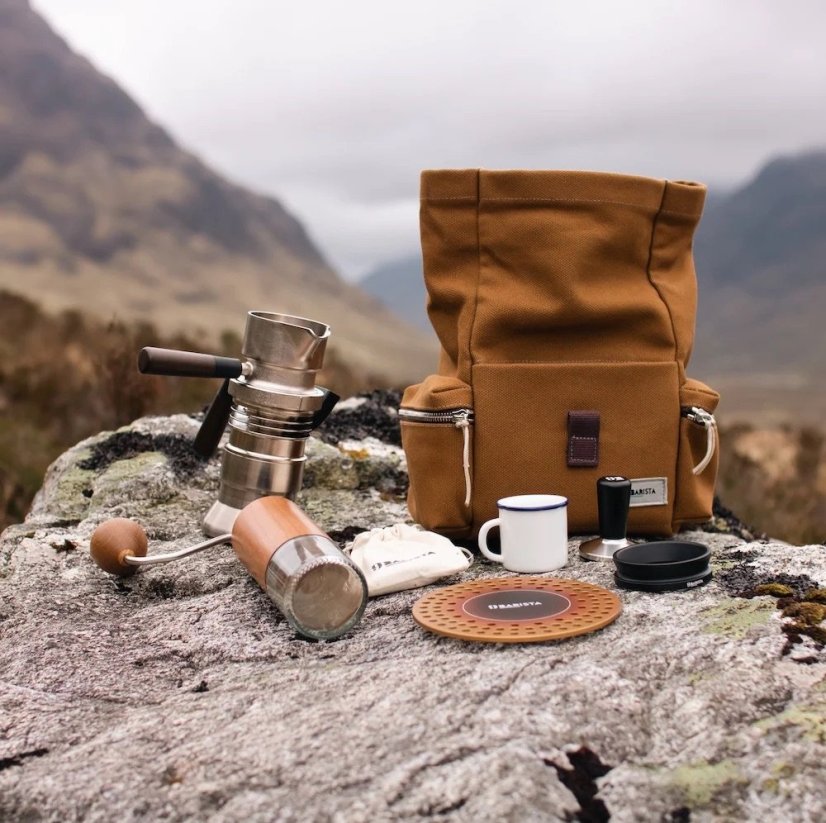 Le sac de voyage Nomadic peut contenir tout ce dont vous avez besoin pour préparer le café.