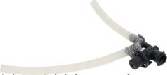 Y-Fitting fir d'Offlosswaasser mat engem wäisse geriffelte Schlauch, an engem Bogen gebéit, an engem schwaarze Verdeelerstecker. Y-Fitting fir d'Offlosswaasser mat engem wäisse geriffelte Schlauch, an engem Bogen gebéit, an engem schwaarze Verdeelerstecker.