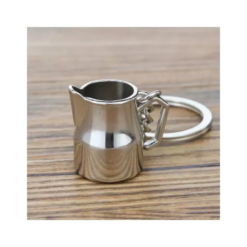 Porte-clé en forme de petite cafetière argentée est un cadeau idéal pour les amateurs de café.