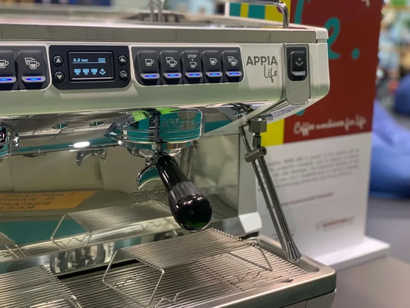 Červený profesionálny pákový kávovar Nuova Simonelli Appia Life XT 3GR s možnosťou nastavenia teploty.