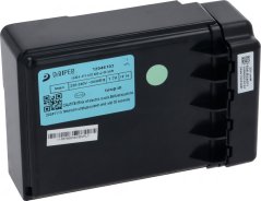 Schwaarz elektronesch Këscht vum Frequenzëmwandler mat Klemmleescht an engem QR-Code um Label