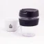 Plastischer Thermobecher KeepCup Kit mit schwarzem Deckel auf weißem Hintergrund mit einer Tasse Kaffee