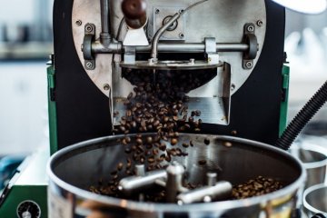 Does roasting affect the caffeine content of coffee?
