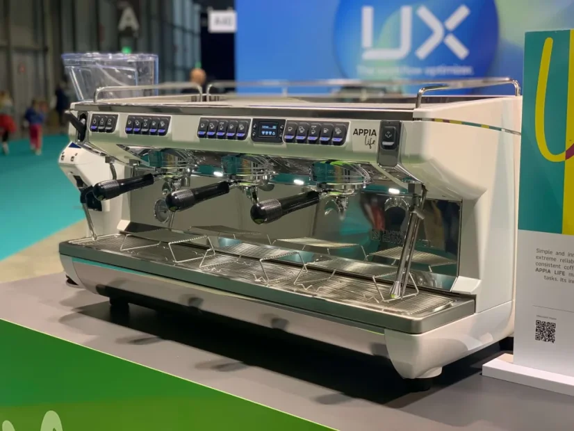 Profesionálny pákový kávovar Nuova Simonelli Appia Life XT 3GR V v červenej farbe, určený na komerčné použitie, pracuje na napätí 230V.