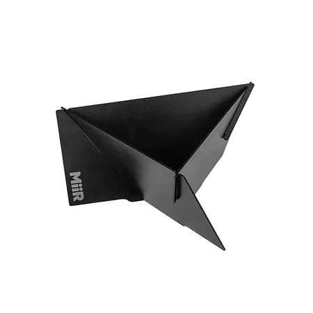 Filtre en métal pour café MiiR Pourigami Dripper dans une élégante couleur noire.
