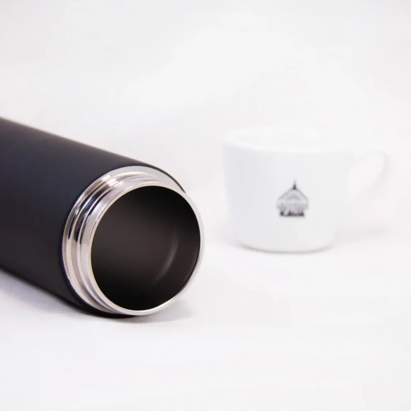 Silver Asobu Le Baton thermal mug with a capacity of 500 ml, ideal for keeping a beverage warm while traveling.