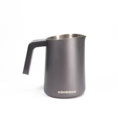 Jarra negra para leche Subminimal Flowtip de 450 ml.