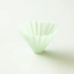 Dripper de plástico Origami Air en tamaño M. Acabado en verde mate.