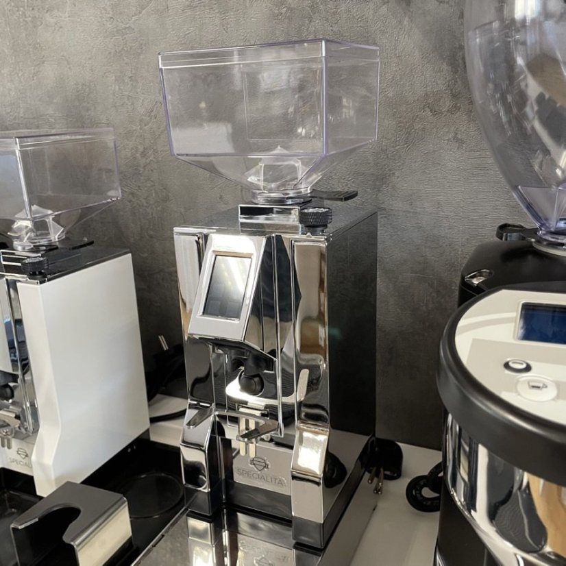 Espressový mlynček na kávu Eureka Mignon Specialita 16CR Chrome vo lesklom chrómovom prevedení, ideálny pre použitie v domácnostiach.