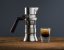 Máquina de café 9Barista con espresso sobre una mesa de madera.