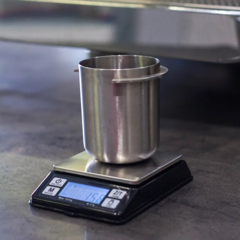 Balance Rhinowares avec doseur pour café moulu sur une table grise