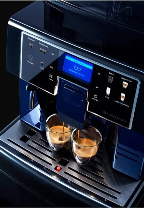 Profesionálny automatický kávovar Saeco Aulika Evo Top RI, špecializovaný na prípravu Caffè latte.