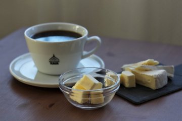 Recipe for bulletproof coffee and coffee with cheese