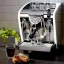 Siebträger-Kaffeemaschine Nuova Simonelli Musica Lux für den Heimgebrauch mit programmierbaren Tasten für einfache Einstellung des bevorzugten Espressos.