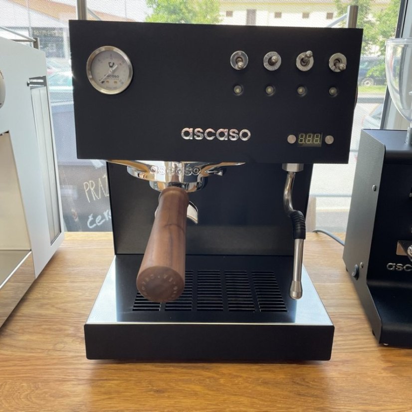 Machine à café Ascaso Steel UNO PID de couleur noire avec éléments en bois, dotée d'un réservoir d'eau de 2 litres.