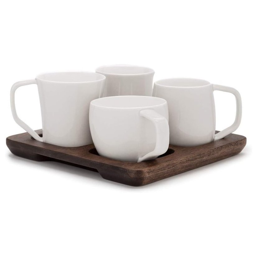 Sada bielych porcelánových hrnčekov.