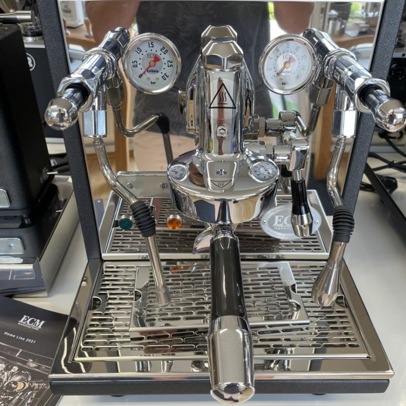 Espresso kávovar ECM Synchronika anthracite, ideálny na prípravu Lungo a ďalších kávových špecialít.