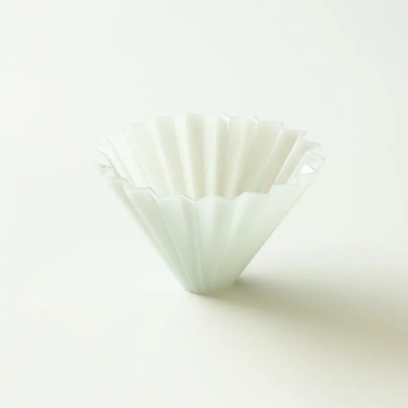 Plastový dripper Origami Air v veľkosti M. Matné šedé prevedenie.
