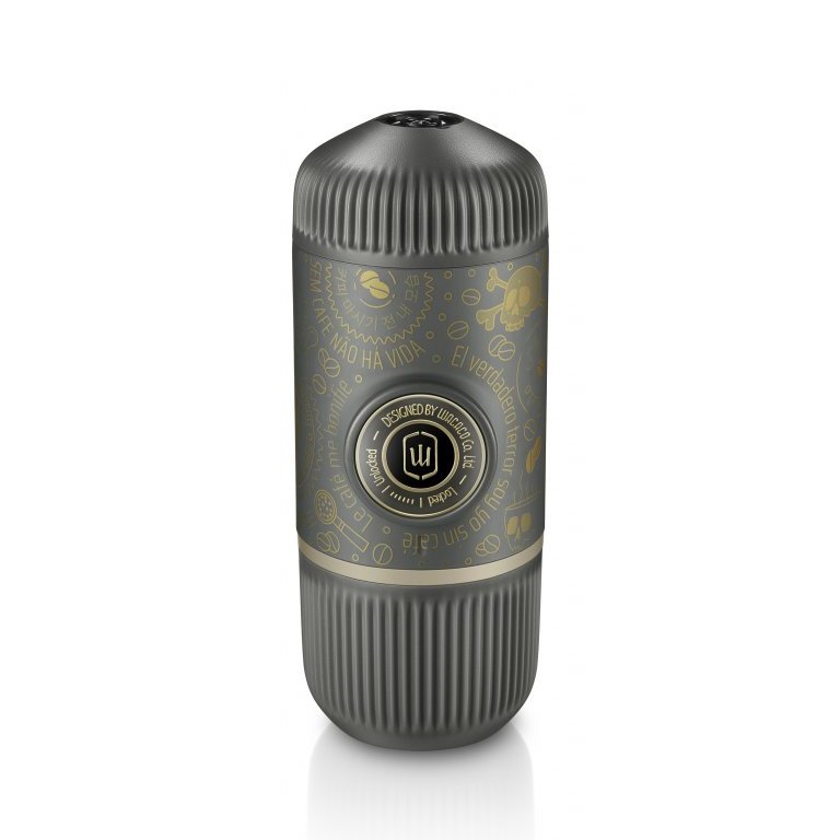 Limitovaná edícia cestovného kávovaru Wacaco Nanopresso - Dark Souls Grey. 