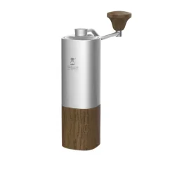 Molino de café manual plateado Timemore Chestnut G1 con depósito de madera y piedras de molienda de acero.