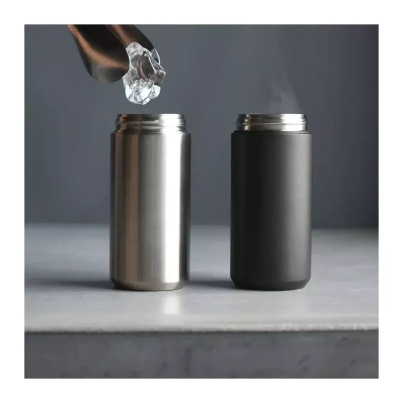 Čierny cestovný termohrnček Kinto Travel Tumbler s objemom 350 ml, vhodný do auta.