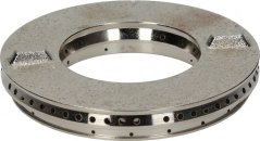 Metallene Brennerkapp E a Ringform mat enger Rei kléng Bohrungen fir d'Flam an zwou Aussparunge um Rand Metallene Brennerkapp E a Ringform mat enger Rei kléng Bohrungen fir d'Flam an zwou Aussparunge um Rand