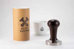 Raske tamper 58,6 mm ja tass kohvi