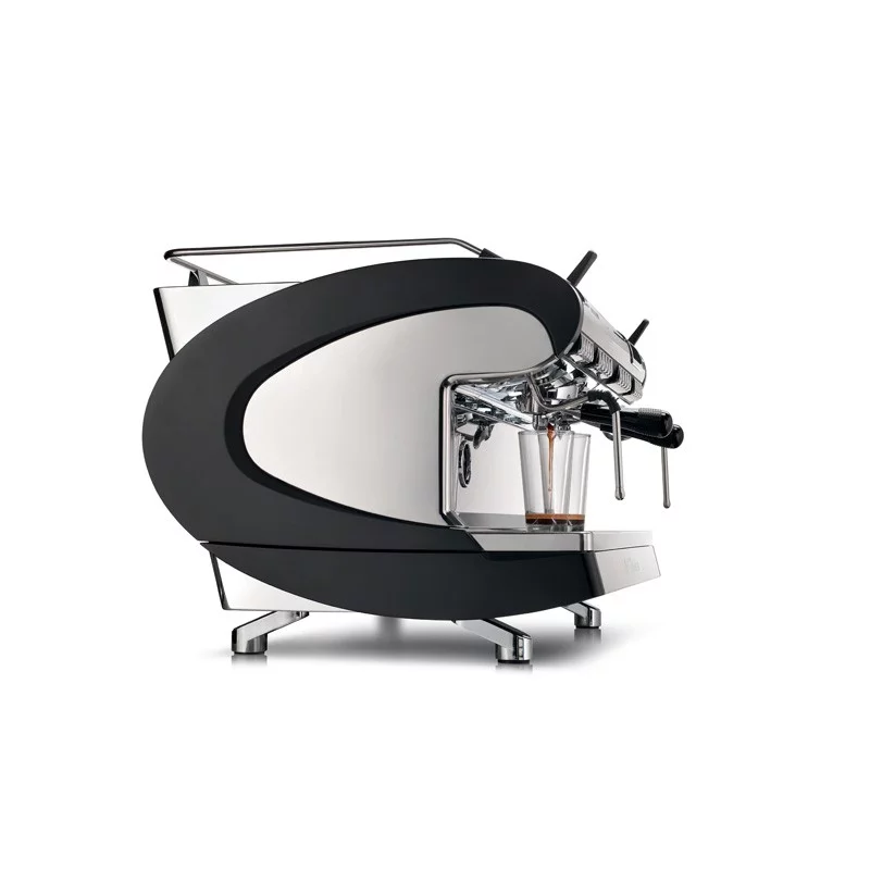 Profesionálny pákový kávovar Nuova Simonelli Aurelia Wave 2GR Digit v čiernom prevedení, vybavený funkciou nahrievania šálok.