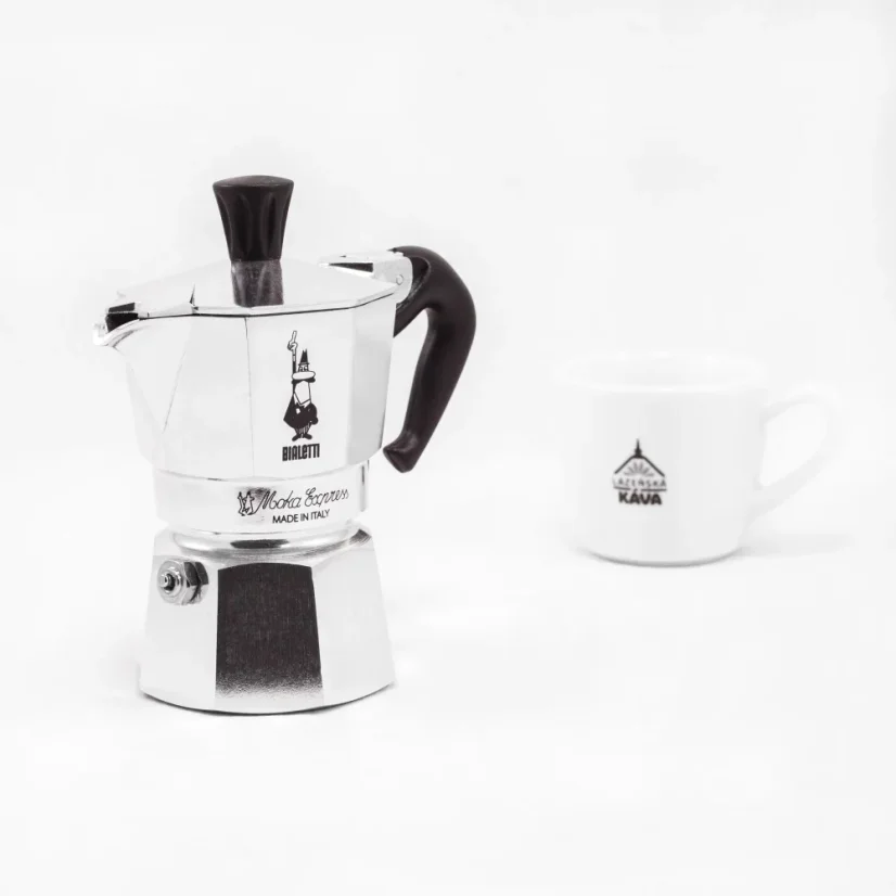 Classique cafetière Moka Bialetti Moka Express pour préparer une tasse de café avec une capacité de 50 ml.