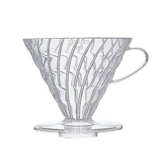 Plastowy dripper Hario V60-03 na jasnym tle.