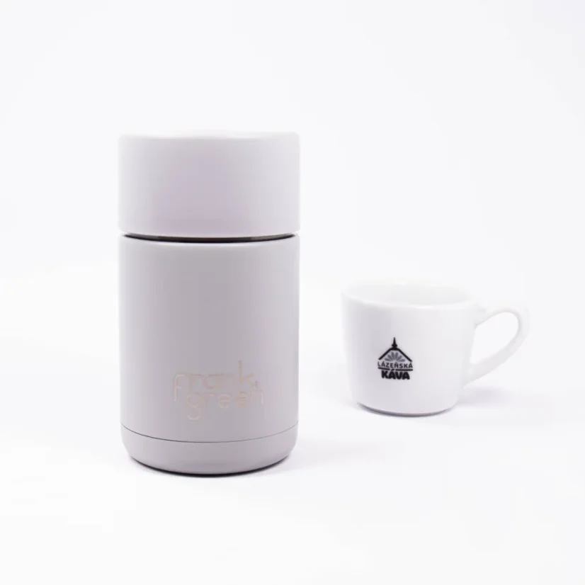 Thermal flask with spa coffee in the background.
