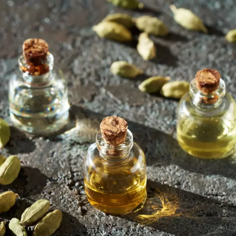 BIO Kardamome est une huile essentielle 100% naturelle qui apporte un arôme épicé pour vos expériences d'aromathérapie.