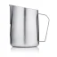 Carafe barista argentée pour mousser le lait, d'une contenance de 600 ml sur fond blanc. Carafe barista argentée pour mousser le lait, d'une contenance de 600 ml sur fond blanc.