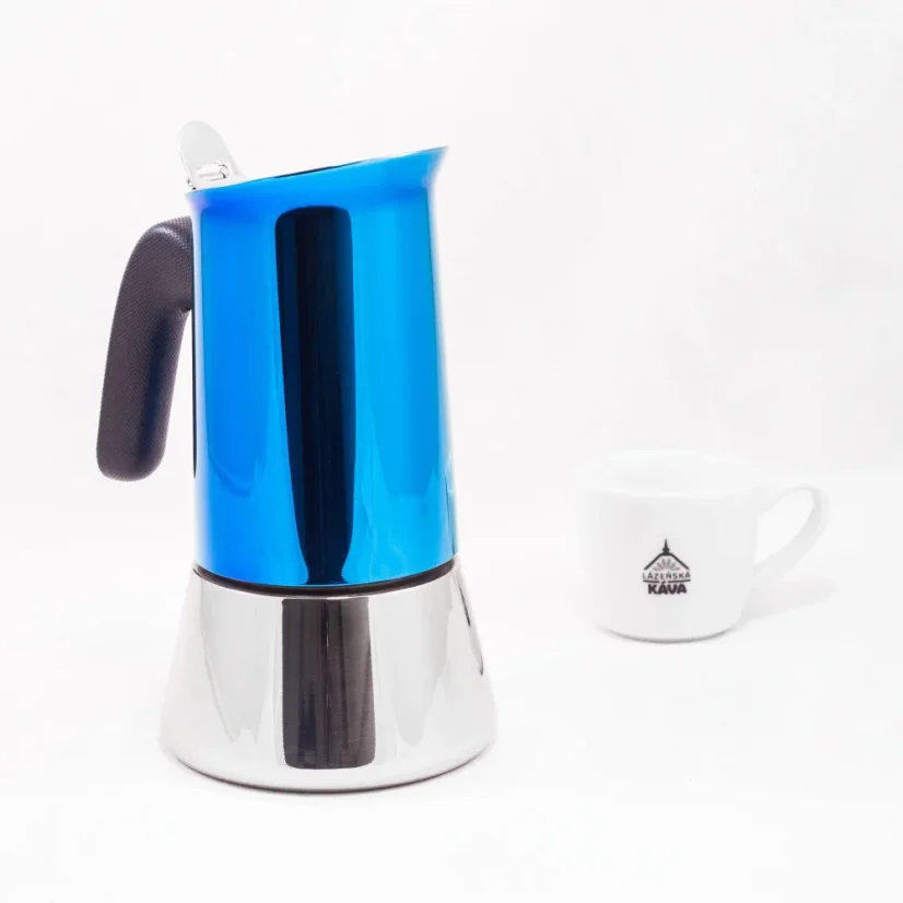 Cafetière Moka Bialetti New Venus Blue d'une capacité de 6 tasses, adaptée pour le chauffage sur plaques halogènes.