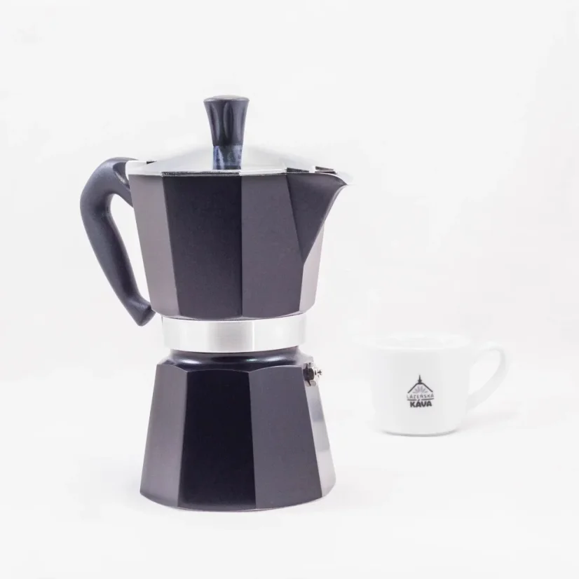 Classique cafetière moka noire Moka Express pour préparer six tasses de café.