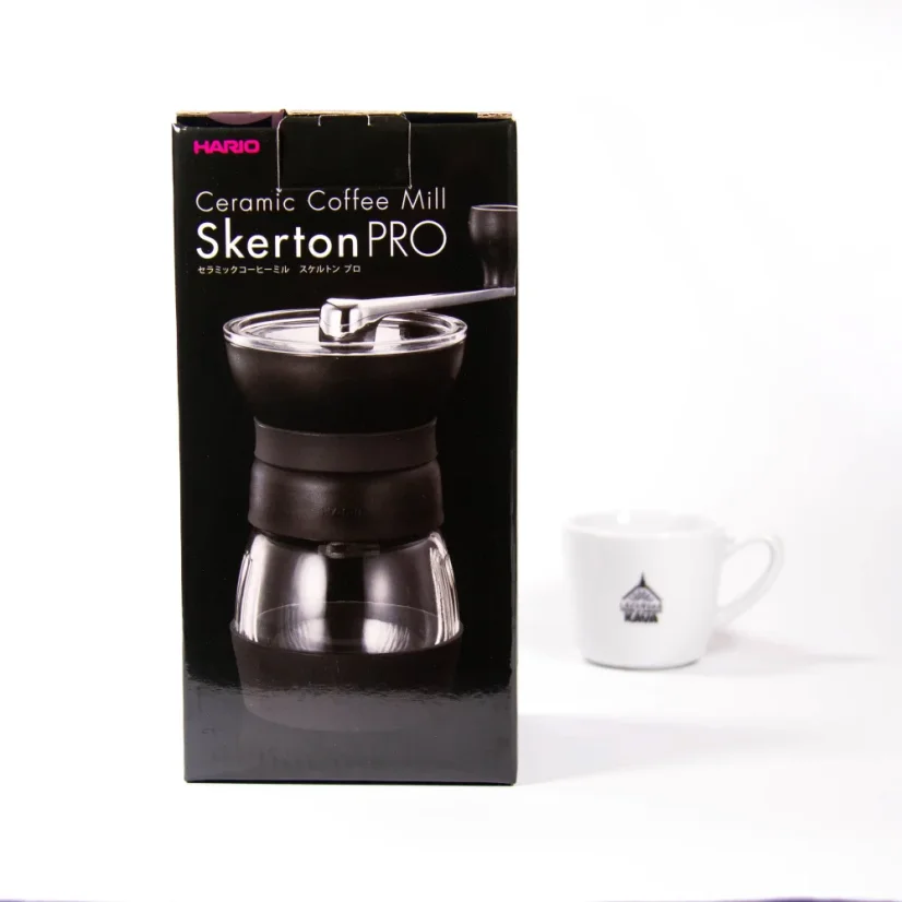 Manuelle Kaffeemühle Hario Skerton Pro in Originalverpackung auf weißem Hintergrund.