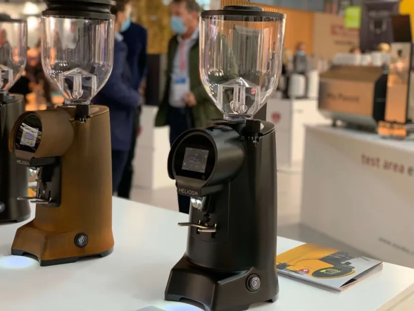 Młynek do kawy espresso Eureka Helios 65 w żółtym kolorze, idealny do użytku w barach espresso.